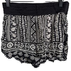 Angie Black & White Boho Paisley Patterned Pom Pom Shorts Size Large